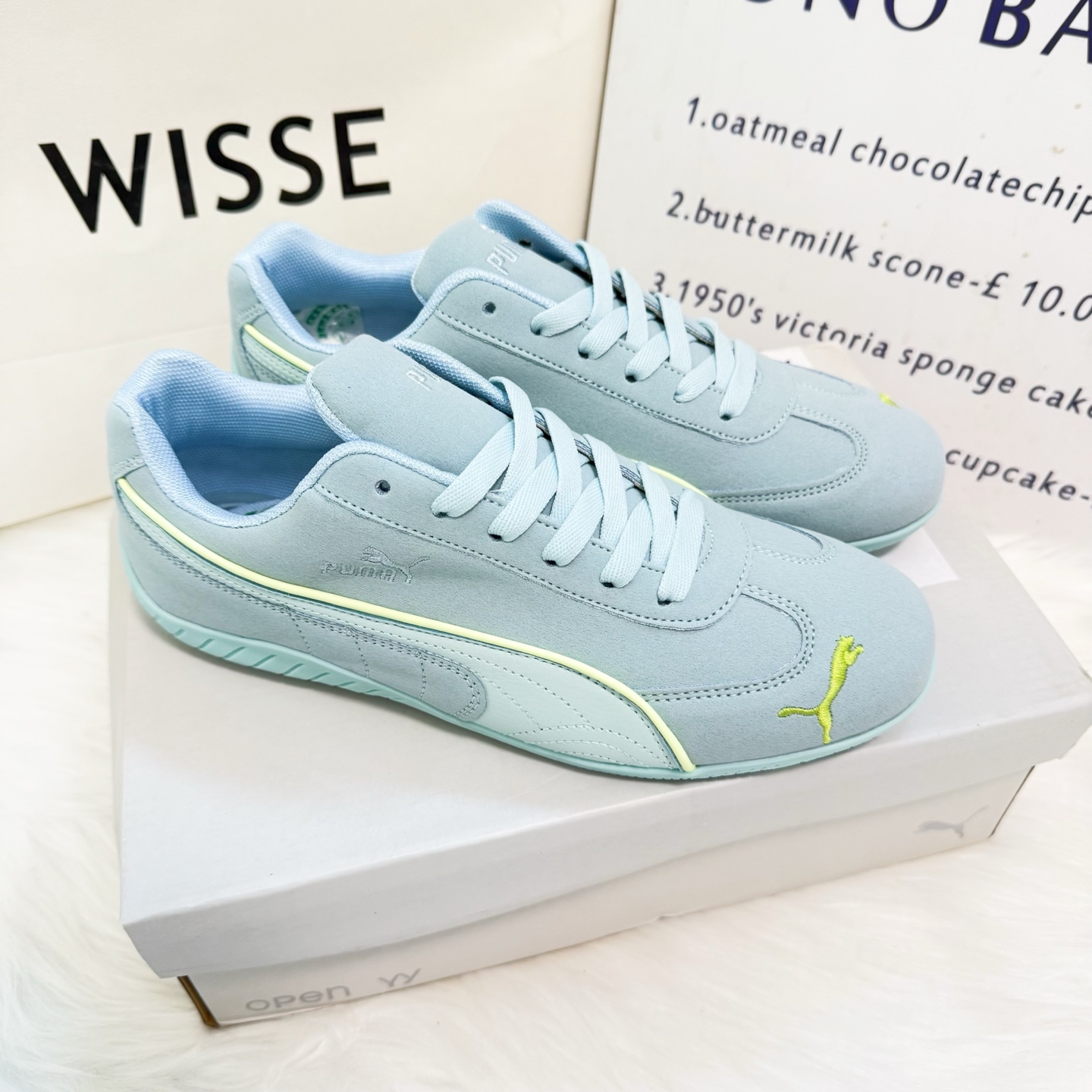 Rose (Park Chaeyoung)'s Puma racing star style, unisex classic retro sneakers, a popular and versatile style.