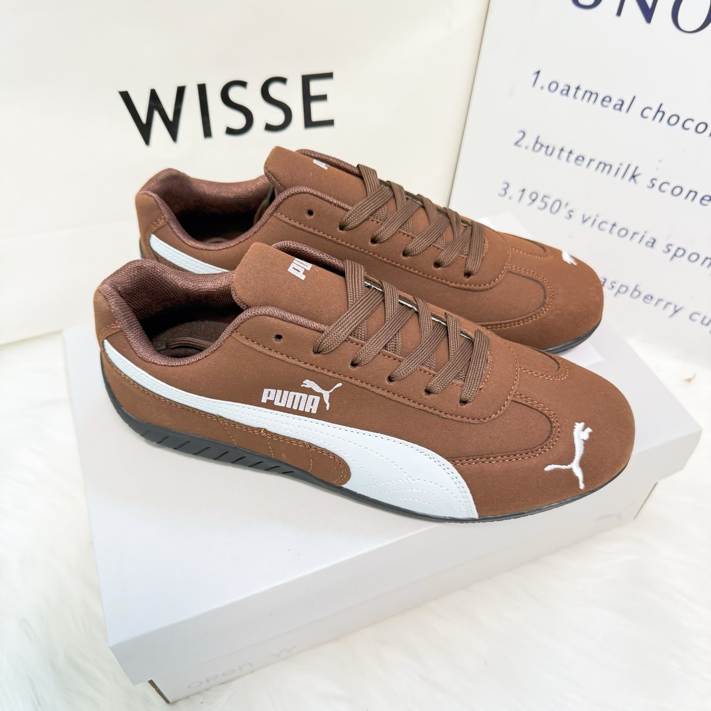 Rose (Park Chaeyoung)'s Puma racing star style, unisex classic retro sneakers, a popular and versatile style.