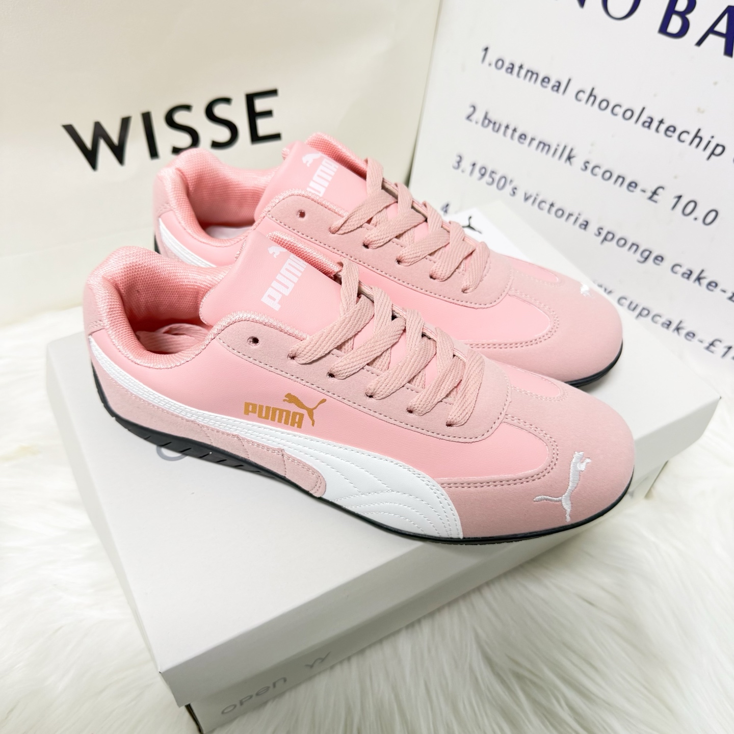 Rose (Park Chaeyoung)'s Puma racing star style, unisex classic retro sneakers, a popular and versatile style.