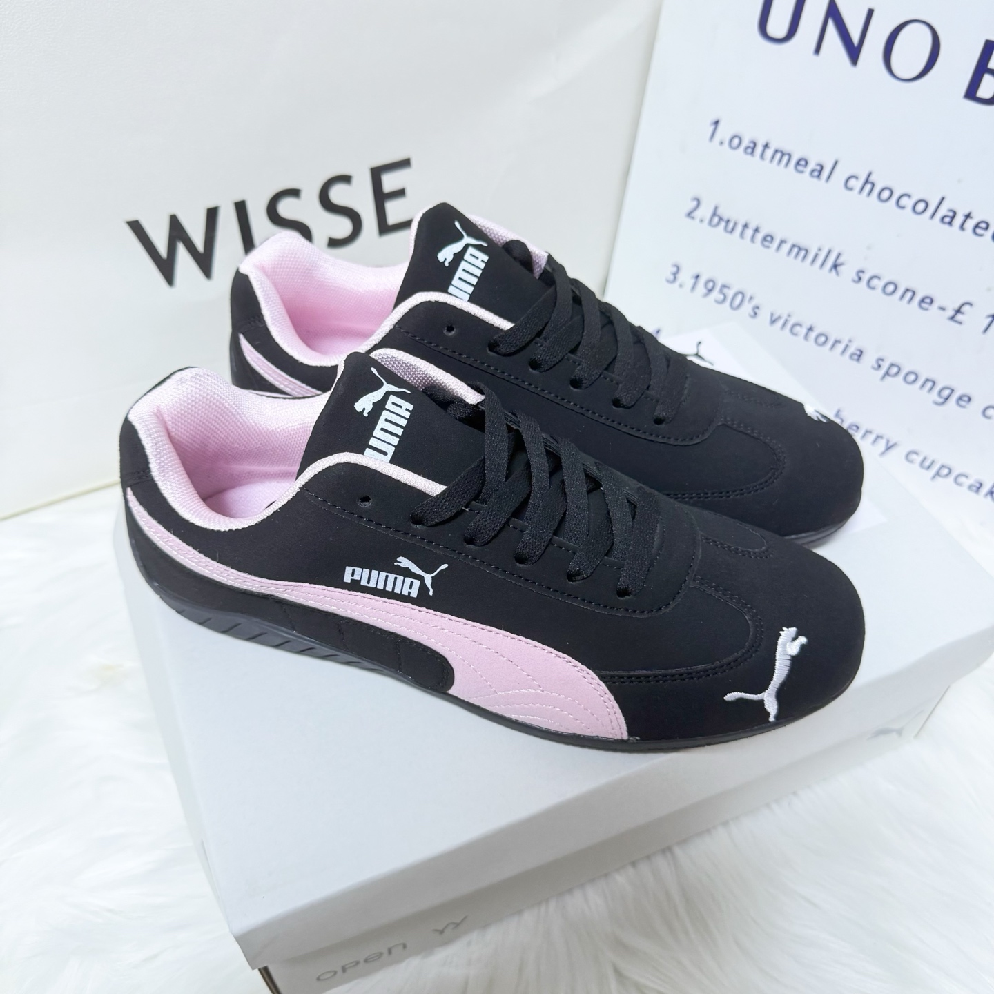 Rose (Park Chaeyoung)'s Puma racing star style, unisex classic retro sneakers, a popular and versatile style.