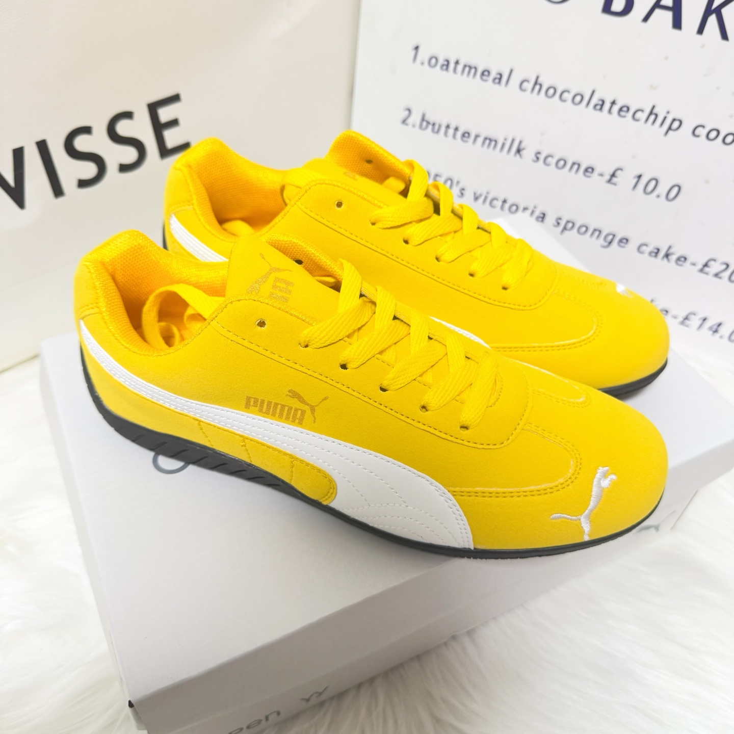 Rose (Park Chaeyoung)'s Puma racing star style, unisex classic retro sneakers, a popular and versatile style.