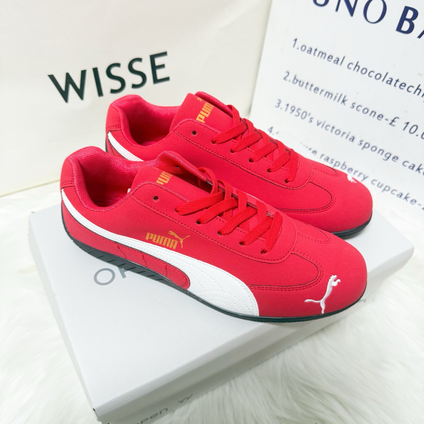 Rose (Park Chaeyoung)'s Puma racing star style, unisex classic retro sneakers, a popular and versatile style.