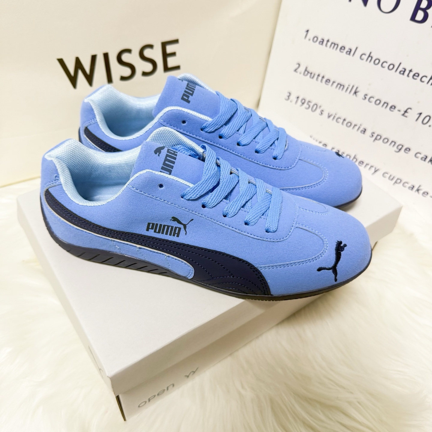 Rose (Park Chaeyoung)'s Puma racing star style, unisex classic retro sneakers, a popular and versatile style.