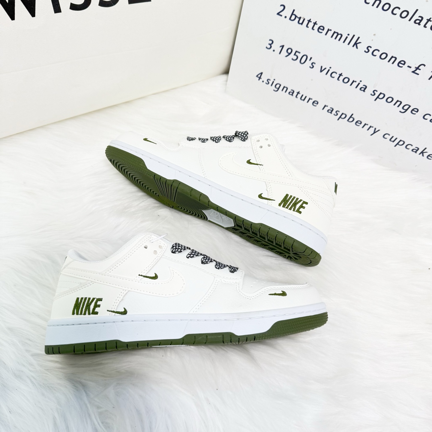 NIKE SB Dunk collaboration three-hook sneakers, suitable for campus sports, couples, men and women.