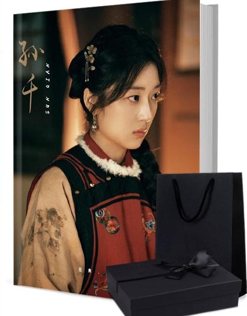 スン・チエン(孫千) 写真集1冊 A4ポスター4枚 しおり4枚 LOMOカード10枚-華流グッズストア
