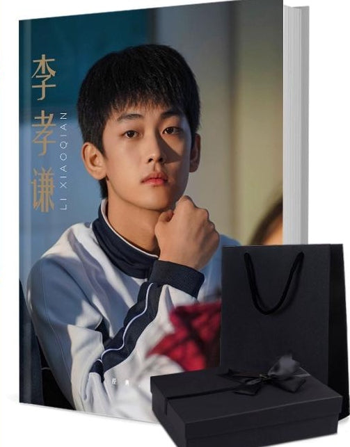 李孝谦（リー・シャオチェン） 写真集1冊 A4ポスター4枚 しおり4枚 LOMOカード10枚-華流グッズストア
