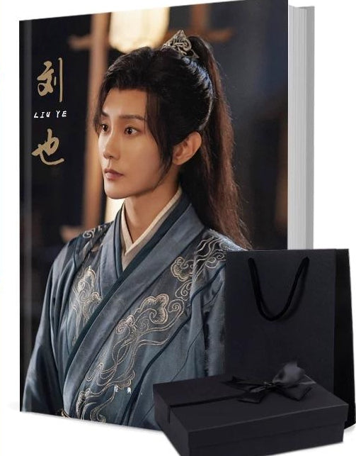 リウ・イェ（劉也） 写真集1冊 A4ポスター4枚 しおり4枚 LOMOカード10枚-華流グッズストア
