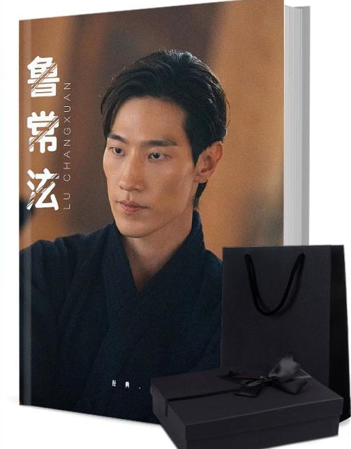 李沐（ムーン・リー） 写真集1冊 A4ポスター4枚 しおり4枚 LOMOカード10枚-華流グッズストア

