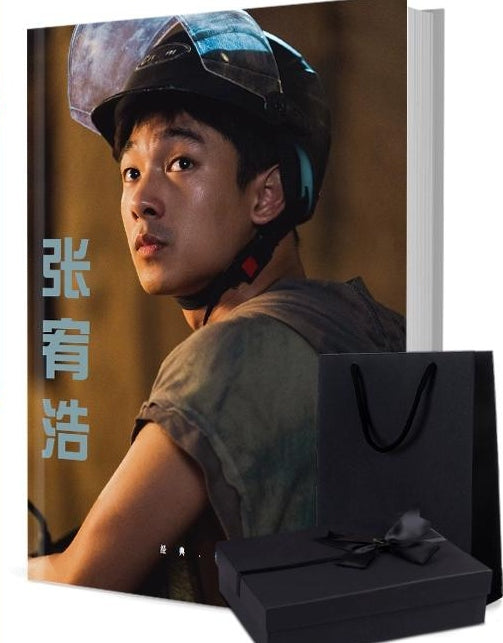 張宥浩チャン・ヨウハオ 写真集1冊 A4ポスター4枚 しおり4枚 LOMOカード10枚-華流グッズストア
