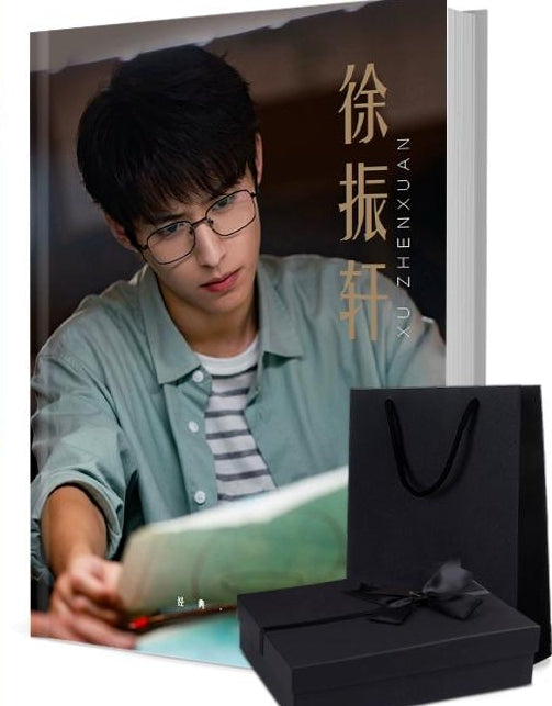 徐振轩（シュウ・シンケン） 写真集1冊 A4ポスター4枚 しおり4枚 LOMOカード10枚-華流グッズストア
