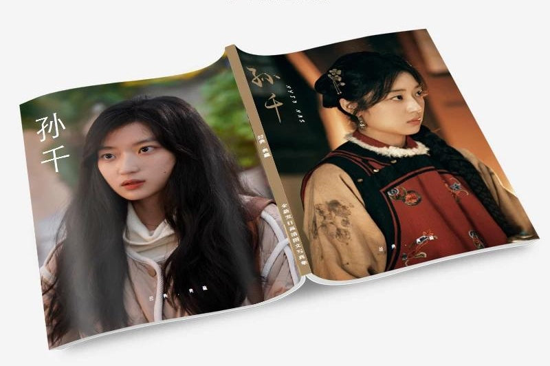 スン・チエン(孫千) 写真集1冊 A4ポスター4枚 しおり4枚 LOMOカード10枚-華流グッズストア

