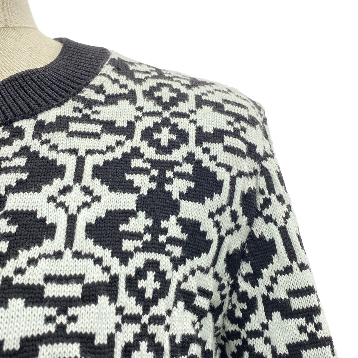 【美品】  COMME des GARCONS / コムデギャルソン | 総柄 ジャガード バックオープン カットアウト ニット セーター / 裏地付き | ホワイト/ブラック | レディース 美品】 COMME des GARCONS / コムデギャルソン | 総柄 ジャガード