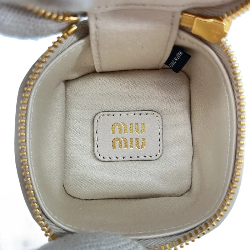 miu miu / ミュウミュウ | マトラッセ ミニポーチ |