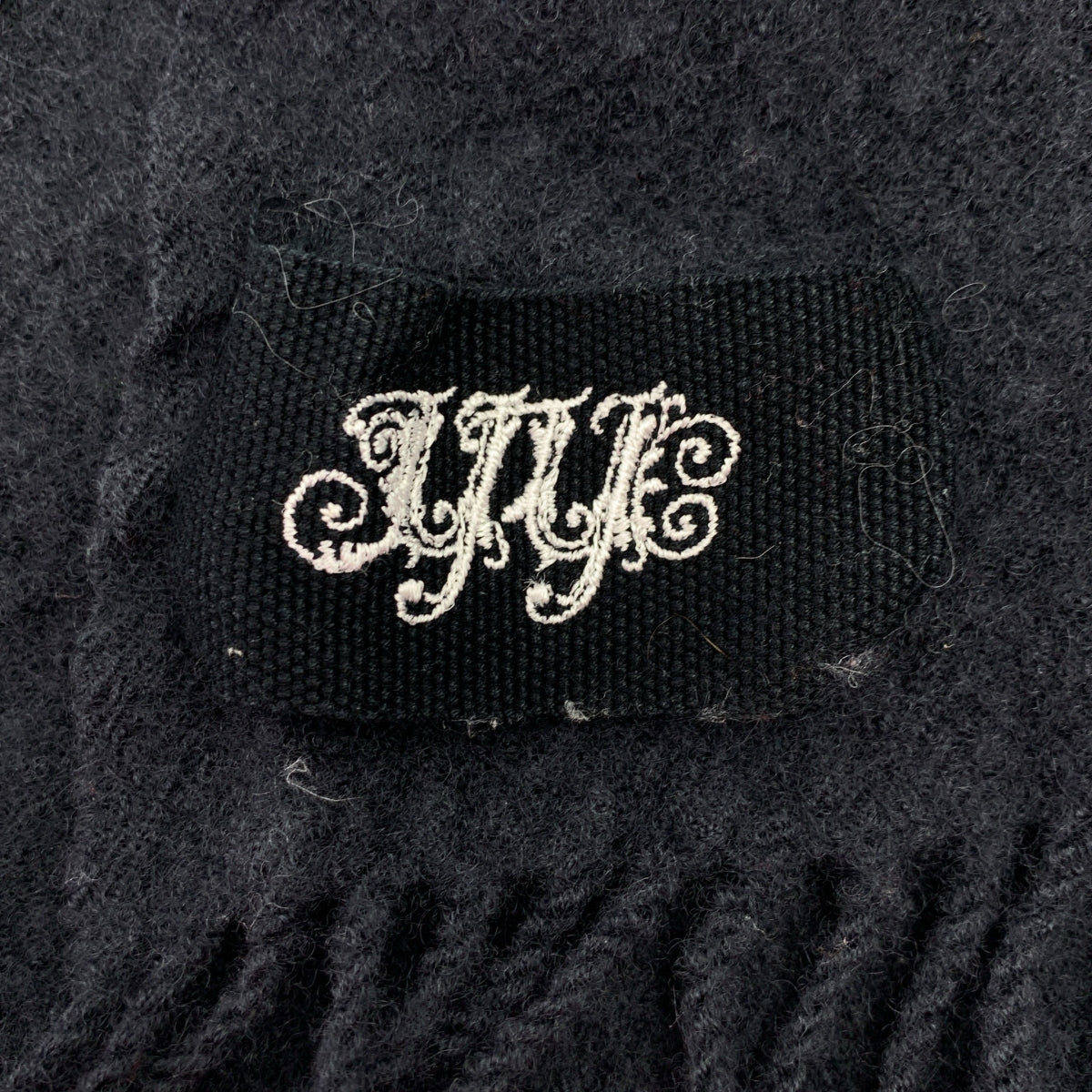 YOHJI YAMAMOTO POUR HOMME / ヨウジヤマモトプールオム | フリンジ ロング ストール | チャコールグレー 境界を曖昧にする衣服が紡ぐ、ヨウジヤマモトという“普遍”の物語 | GQ