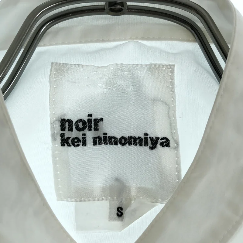 noir kei ninomiya / ノワールケイニノミヤ | フリルショルダー パール装飾 スタンドカラーブラウス | S | レディース