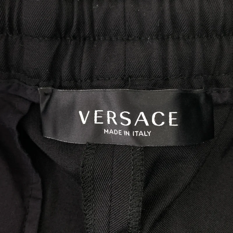 VERSACE / ヴェルサーチ | ロゴ刺しゅう テーパード イージーパンツ | 50 | メンズ