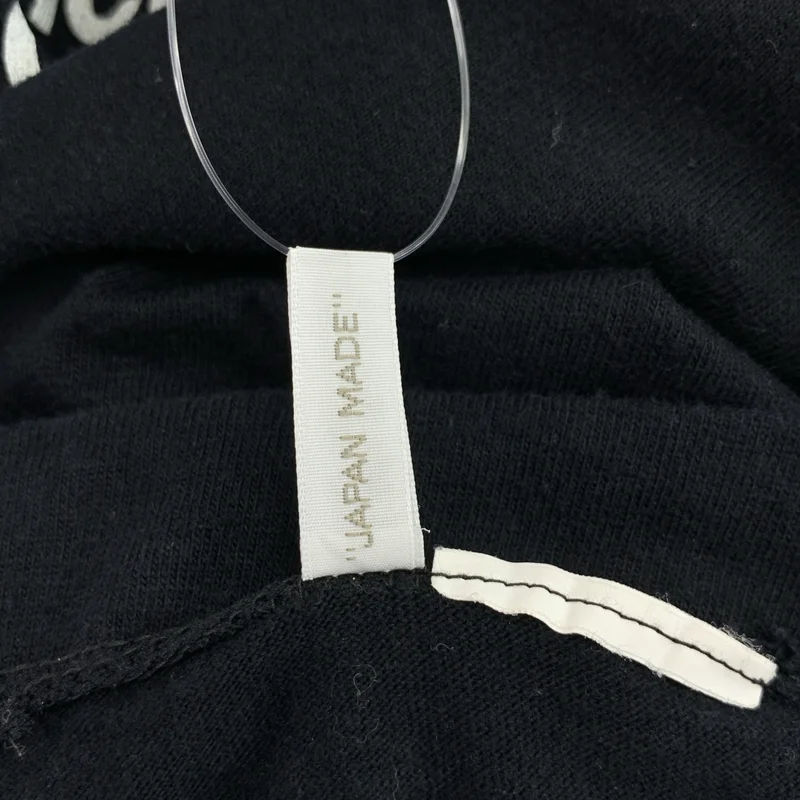 S'YTE YOHJI YAMAMOTO / サイトヨウジヤマモト | 2019SS | Black is modest Message プリントTシャツ |