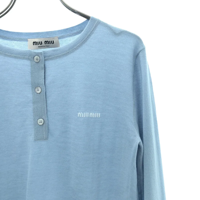 miu miu / ミュウミュウ | 2025 | カシミヤ ロゴ ヘンリーネック ニット | 36 | レディース