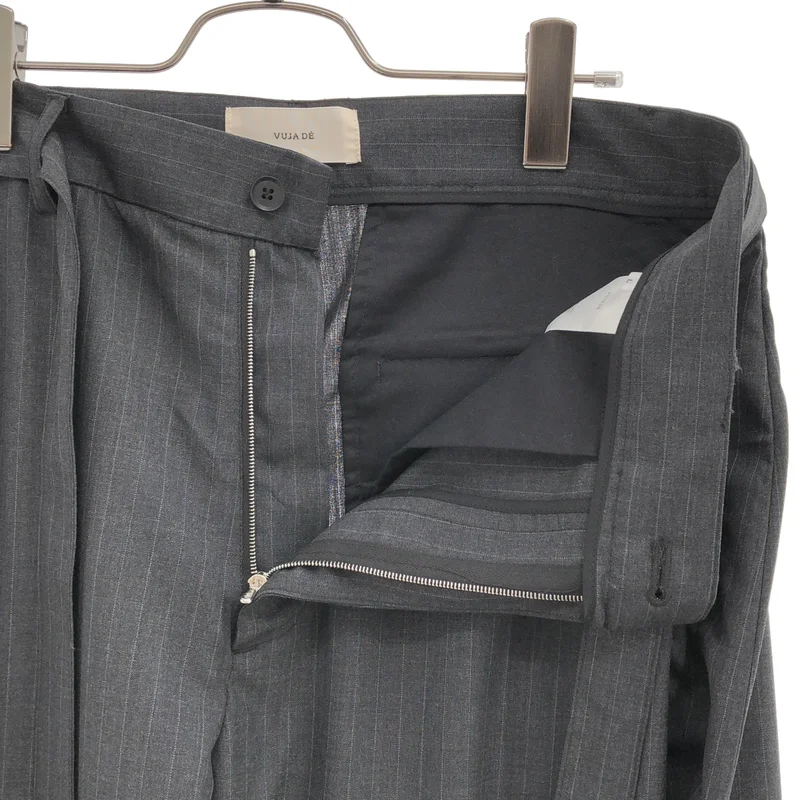 VUJA DE / ヴジャデ | 2026SS | REN PINSTRIPE BELTED TUCK TROUSERS IN WOOL / ウール ピンストライプ ベルテッド タックパンツ | L | メンズ
