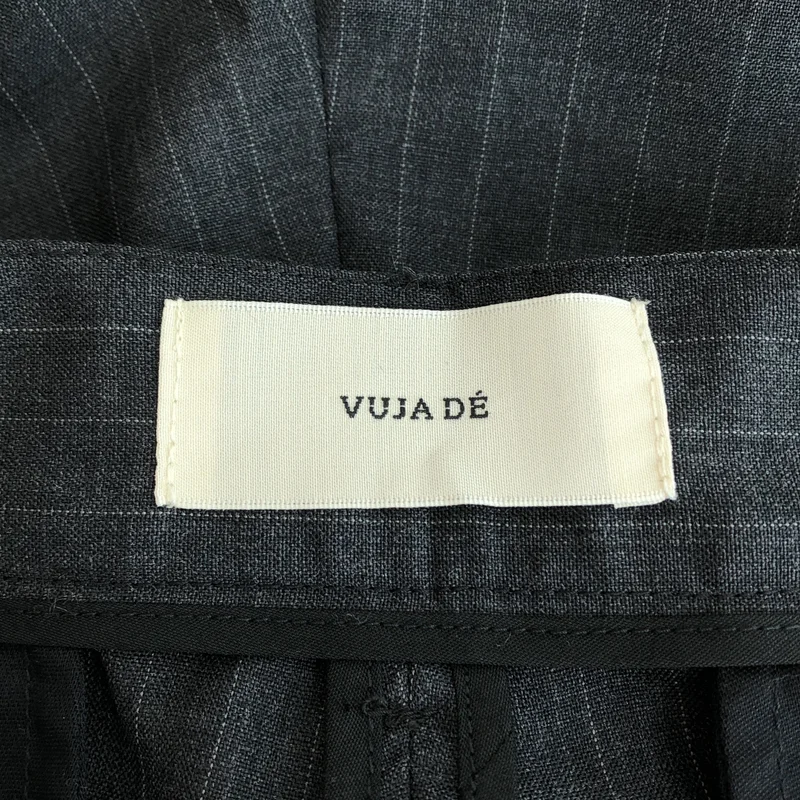 VUJA DE / ヴジャデ | 2026SS | REN PINSTRIPE BELTED TUCK TROUSERS IN WOOL / ウール ピンストライプ ベルテッド タックパンツ | L | メンズ