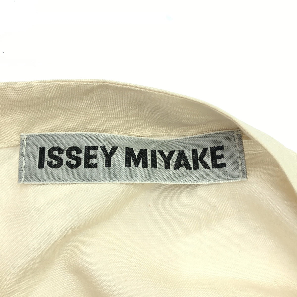 【新品】  ISSEY MIYAKE / イッセイミヤケ | ENCLOTHE SILK Shirt インクローズ シルク シャツ | 2 | Moon White | レディース 新品】 ISSEY MIYAKE / イッセイミヤケ | ENCLOTHE SILK Shirt イン