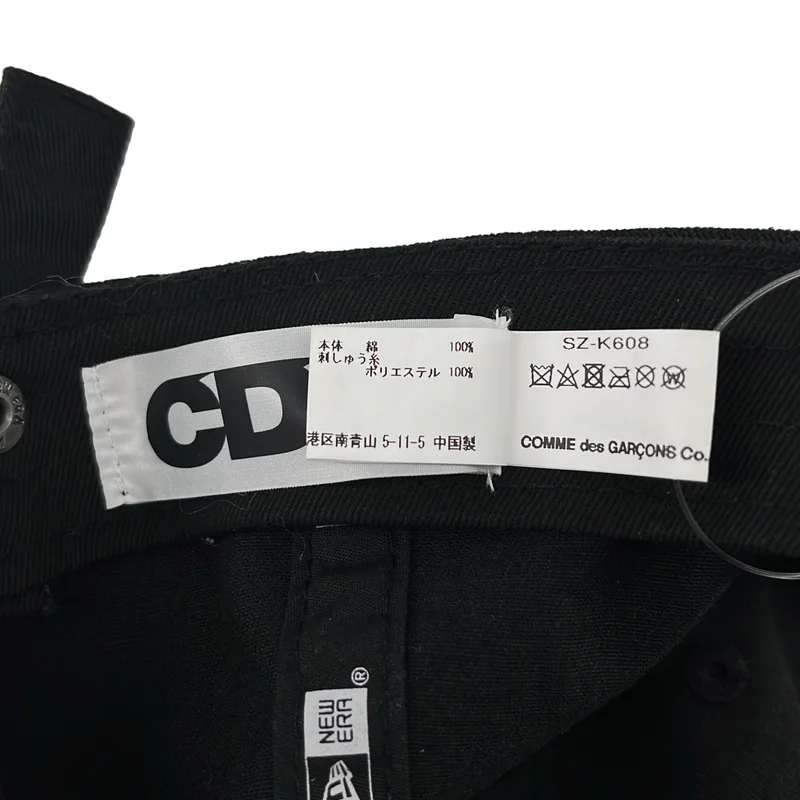 CDG by Comme des Garcons. / シーディージー コムデギャルソン | × NEW ERA / ニューエラ / ロゴ刺しゅう 6パネルキャップ |
