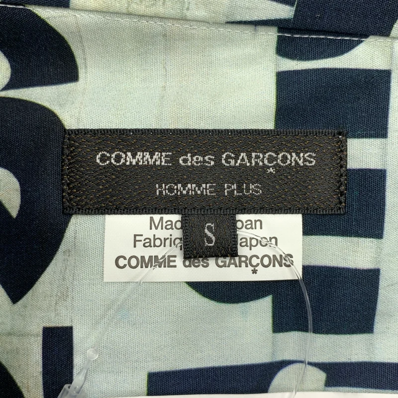COMME des GARCONS HOMME PLUS / コムデギャルソンオムプリュス | 2018AW | コットン 英字プリント 捻れ変形シャツ | S | メンズ