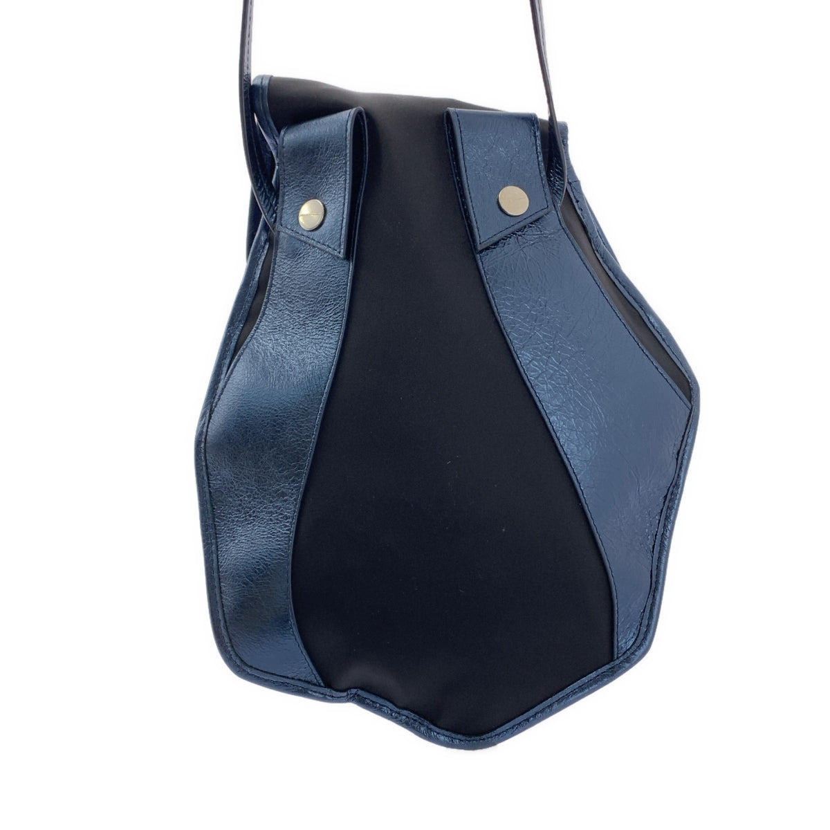 【新品】  Kiko Kostadinov / キココスタディノフ | 2025SS | SOLVA POUCH ナイロンタフタ レザーパイピング アシンメトリー ショルダーバッグ | OS | BLACK/MIDNIGHT BLUE / ブラック×ミッドナイトブルー | メンズ 新品】 Kiko Kostadinov / キココスタディノフ | 2025SS | SOLVA POUCH