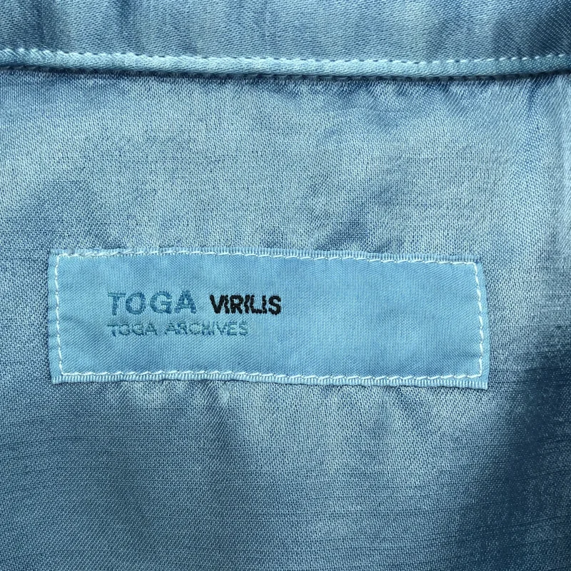 TOGA VIRILIS  / トーガビリリース | 2023AW | バックロゴ刺しゅう サテンシャツ | 44 | メンズ