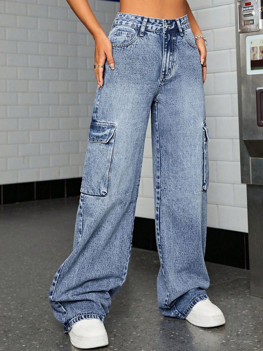 Kotty Women High-Rise Clean Look Light Fade Stretchable Cargo Jeans