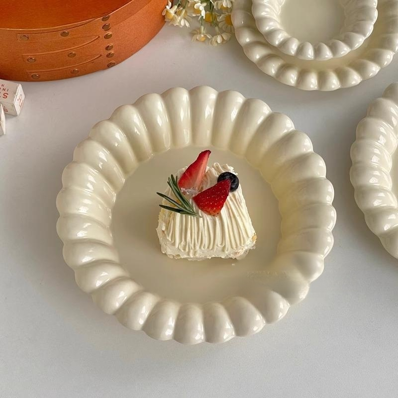 Household ceramic dinner plates