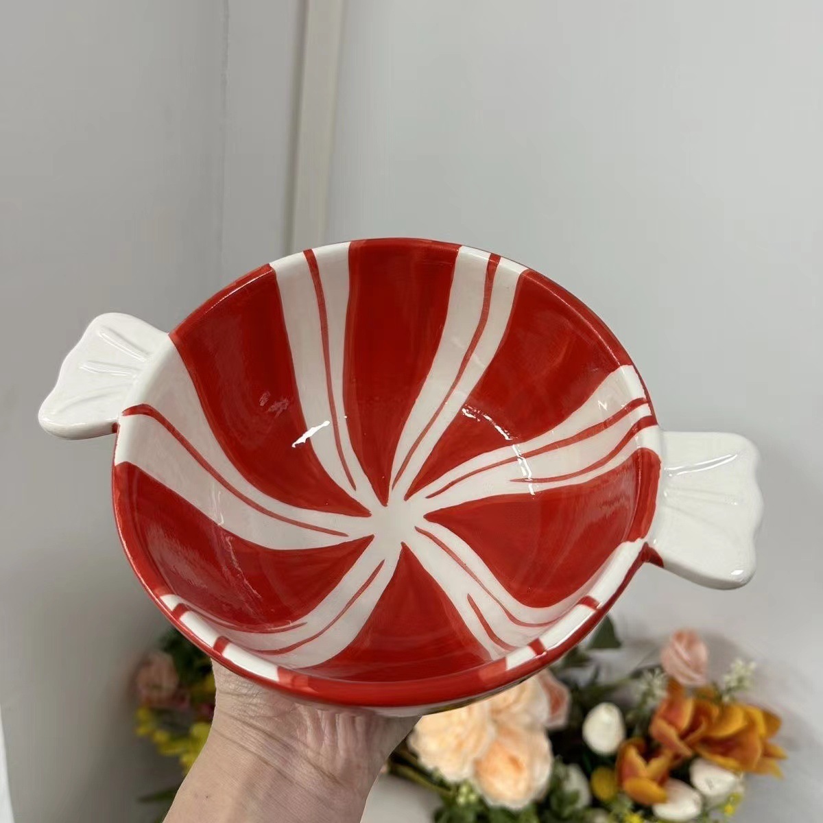 Candy-shaped ceramic bowl