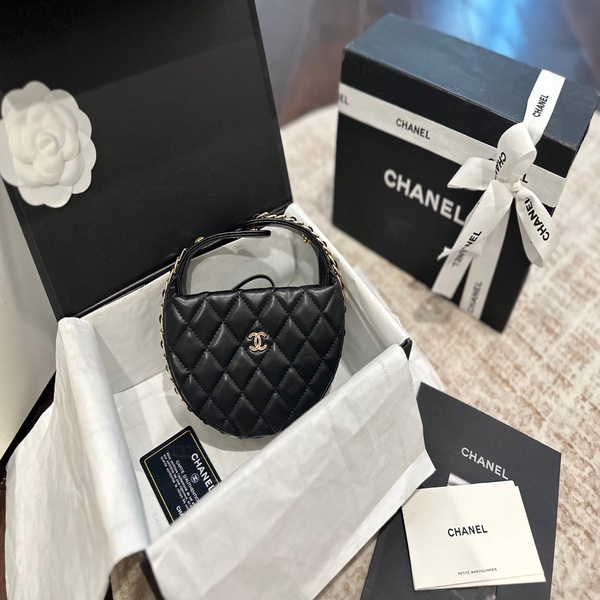 シャネル CHANEL クラシック キルティング チェーン ハーフムーン アンダーアームバッグ ブラック × ゴールド