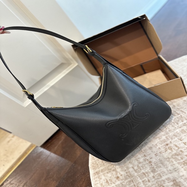 セリーヌ CELINE トリオンフ エンボス レザー ホーボー アンダーアームバッグ ブラック × ゴールド