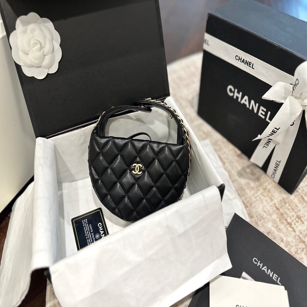 シャネル CHANEL クラシック キルティング チェーン ハーフムーン アンダーアームバッグ ブラック × ゴールド