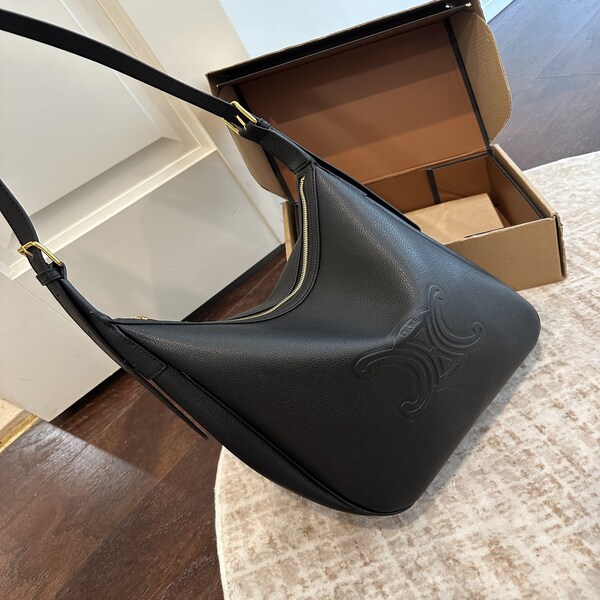 セリーヌ CELINE トリオンフ エンボス レザー ホーボー アンダーアームバッグ ブラック × ゴールド