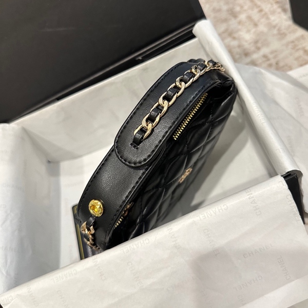 シャネル CHANEL クラシック キルティング チェーン ハーフムーン アンダーアームバッグ ブラック × ゴールド