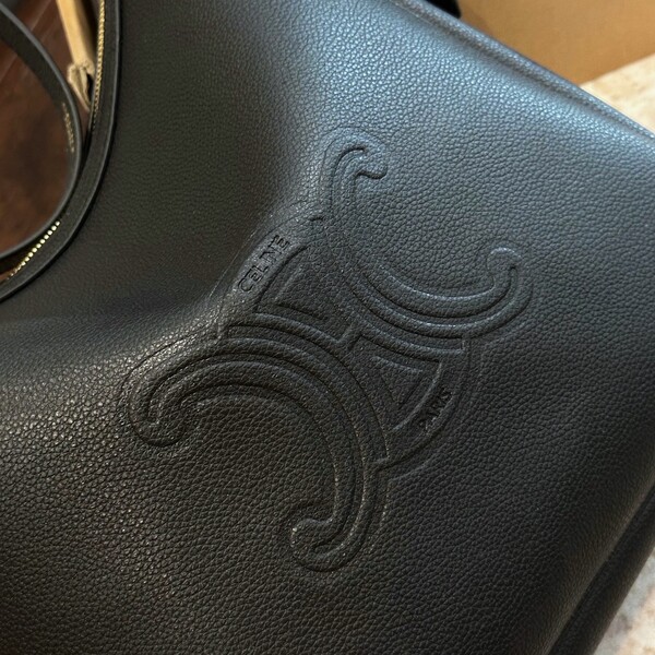 セリーヌ CELINE トリオンフ エンボス レザー ホーボー アンダーアームバッグ ブラック × ゴールド