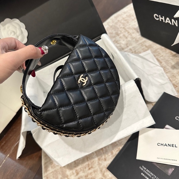 シャネル CHANEL クラシック キルティング チェーン ハーフムーン アンダーアームバッグ ブラック × ゴールド