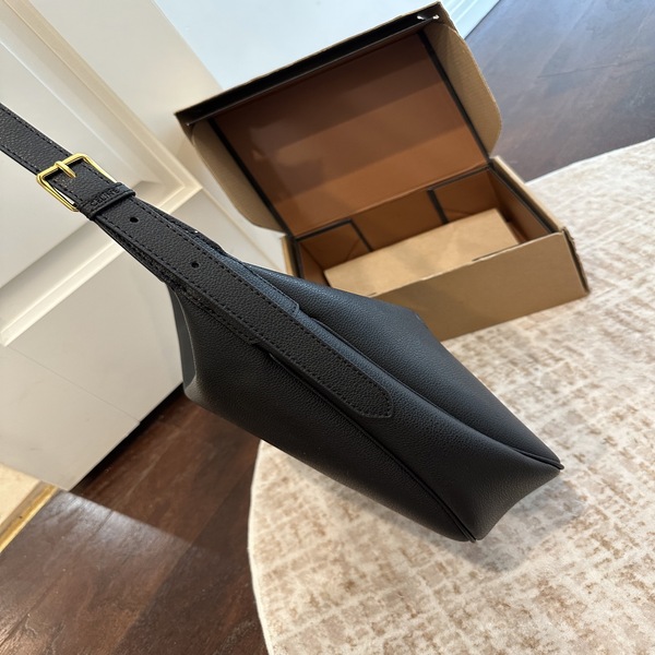 セリーヌ CELINE トリオンフ エンボス レザー ホーボー アンダーアームバッグ ブラック × ゴールド