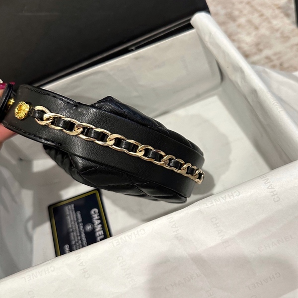 シャネル CHANEL クラシック キルティング チェーン ハーフムーン アンダーアームバッグ ブラック × ゴールド