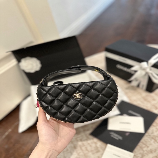 シャネル CHANEL クラシック キルティング チェーン ハーフムーン アンダーアームバッグ ブラック × ゴールド