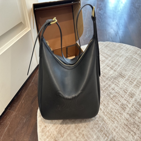 セリーヌ CELINE トリオンフ エンボス レザー ホーボー アンダーアームバッグ ブラック × ゴールド