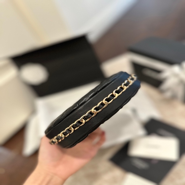 シャネル CHANEL クラシック キルティング チェーン ハーフムーン アンダーアームバッグ ブラック × ゴールド