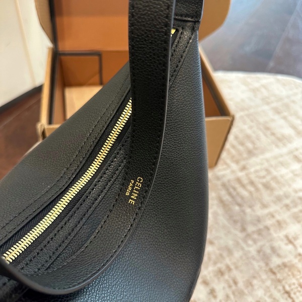 セリーヌ CELINE トリオンフ エンボス レザー ホーボー アンダーアームバッグ ブラック × ゴールド