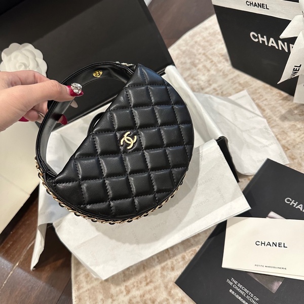 シャネル CHANEL クラシック キルティング チェーン ハーフムーン アンダーアームバッグ ブラック × ゴールド