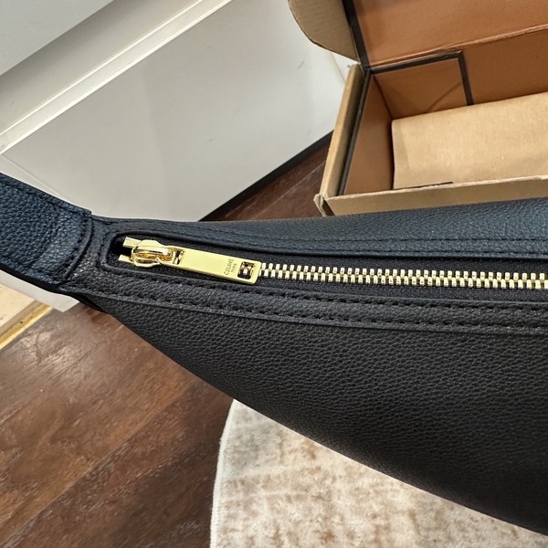 セリーヌ CELINE トリオンフ エンボス レザー ホーボー アンダーアームバッグ ブラック × ゴールド