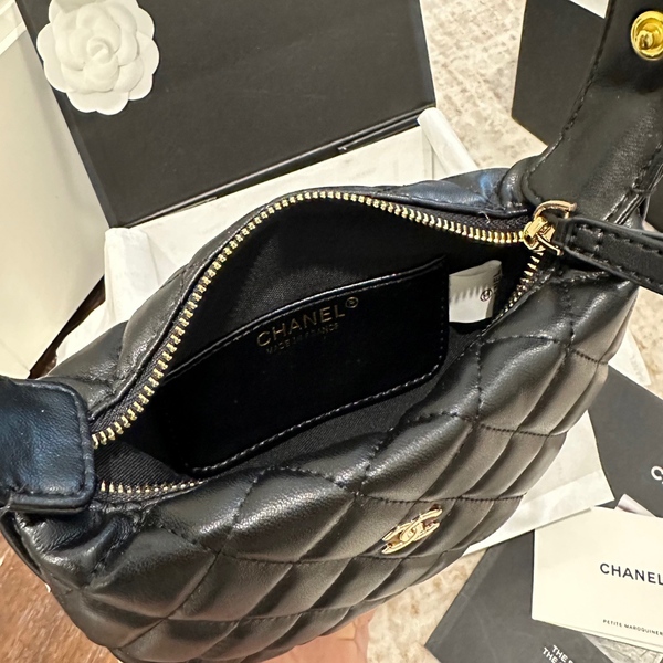 シャネル CHANEL クラシック キルティング チェーン ハーフムーン アンダーアームバッグ ブラック × ゴールド