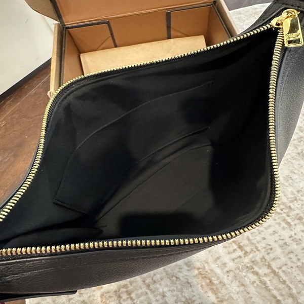 セリーヌ CELINE トリオンフ エンボス レザー ホーボー アンダーアームバッグ ブラック × ゴールド