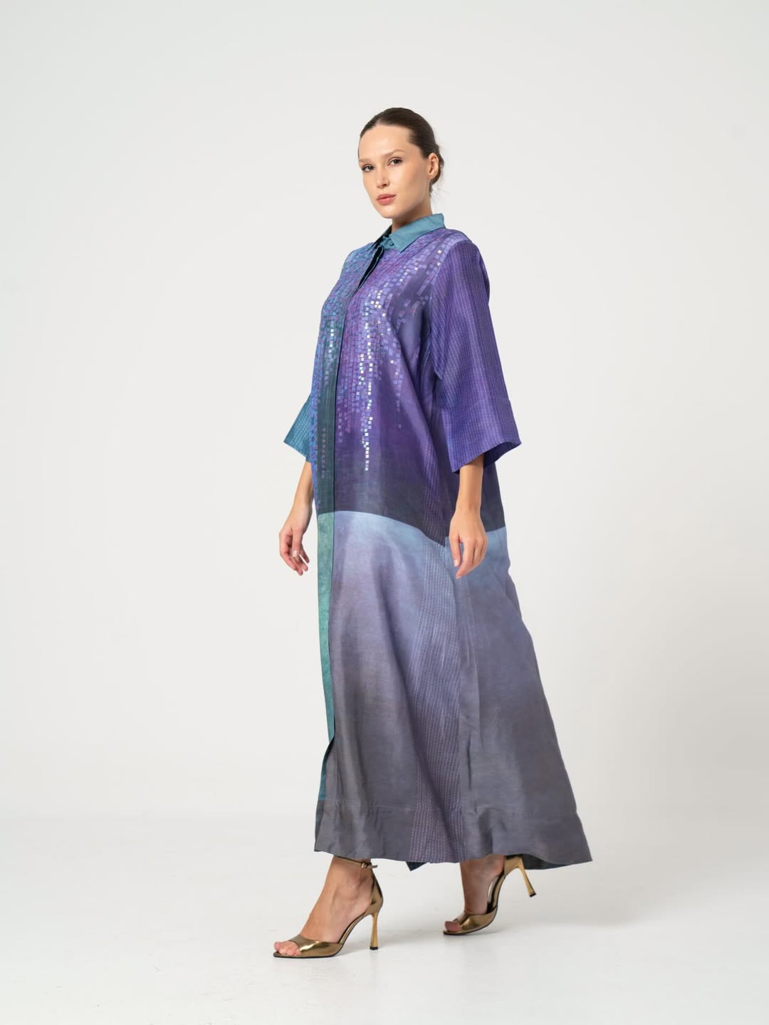 Long shirt dress in gradient colors with shimmering details